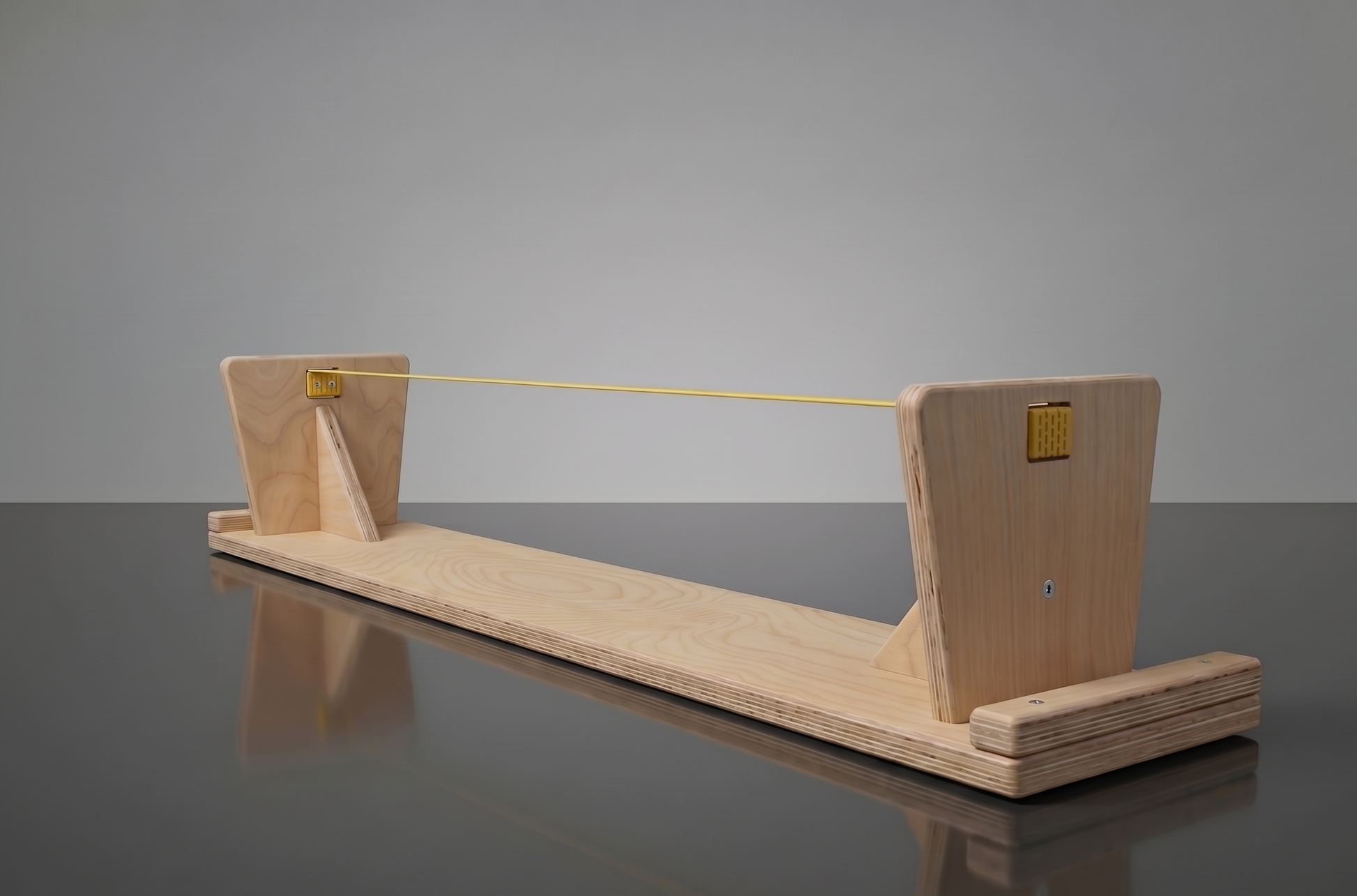 Slackline-Bank von Holzfink mit gespannter Slackline, Detailansicht
