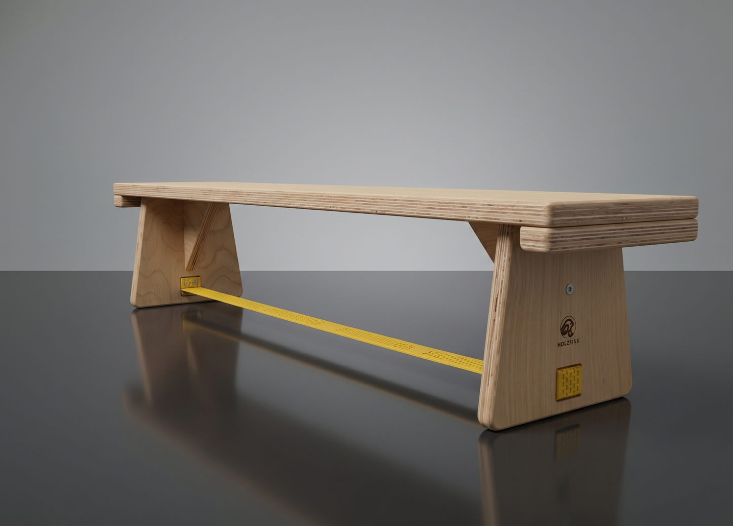 Slackline-Bank gewendet mit gespannter Slackline, Holzfink